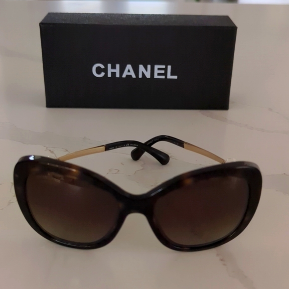 CHANEL Tortuse Pearl Polarized Sunglasses - Picture 4 of 13